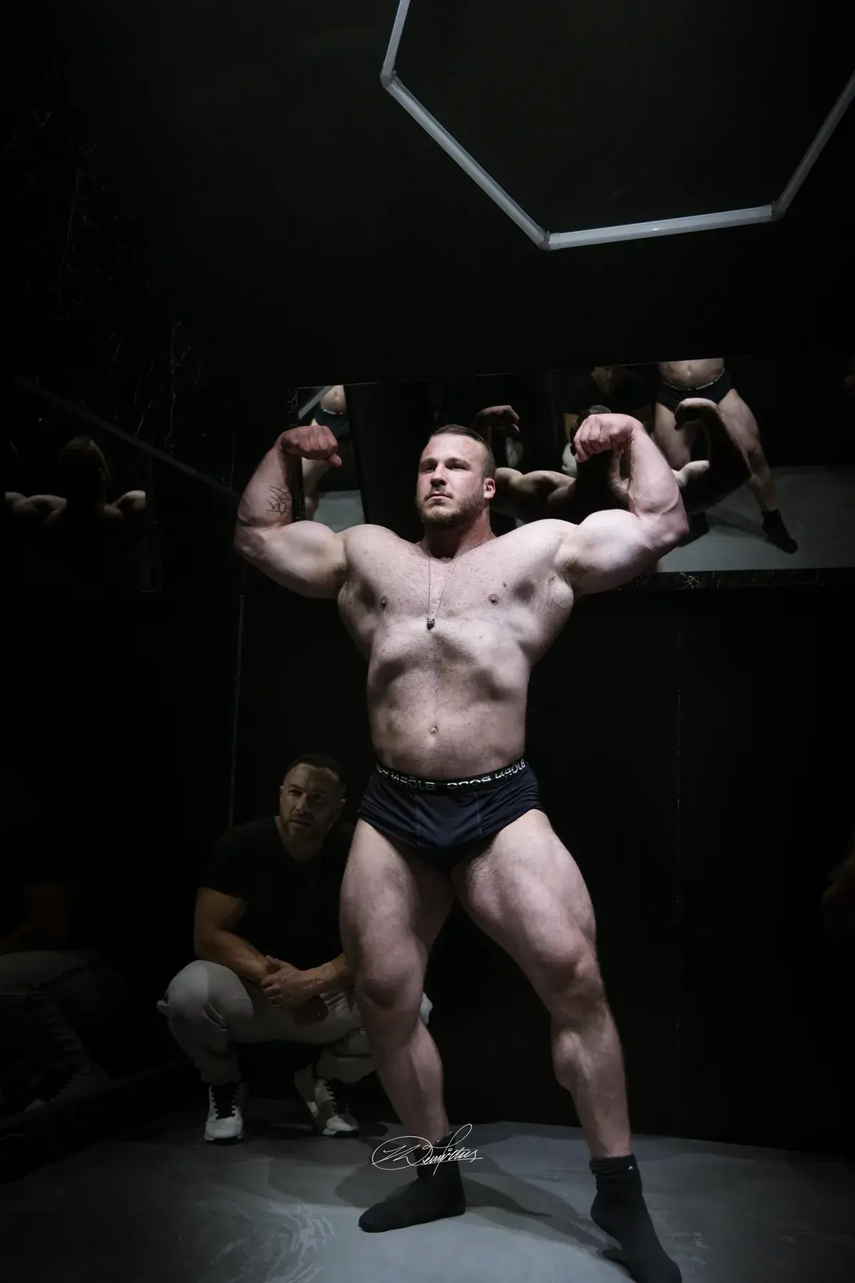 Finn Troostwijk poseert tijdens een bodybuildingtraining